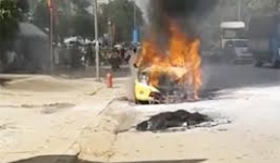 Video: Bị vướng rơm dưới gầm, taxi đang chạy trên đường bốc cháy ngùn ngụt